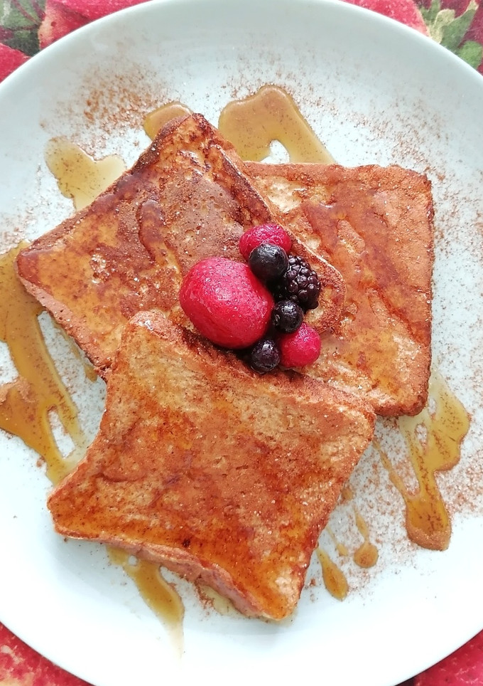 Una foto de Pan francés con frutos rojos