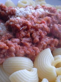 Una foto de Macarrones con boloñesa ibérica