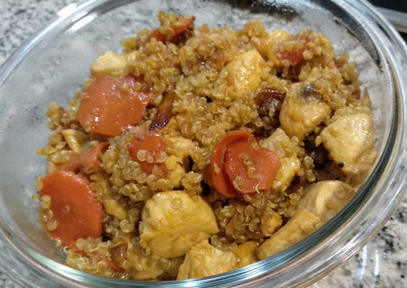 Pollo con verduras, quinoa y salsa de soja
