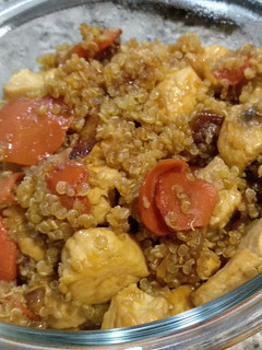 Una foto de Pollo con verduras, quinoa y salsa de soja