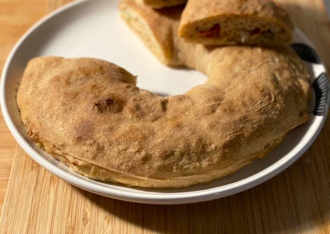 Pane ai pomodori secchi, cipolla e acciughe