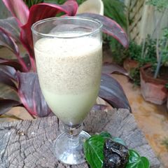 A picture of Dates and pan patta smoothie.