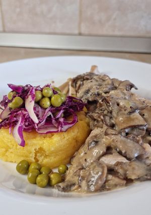 Una foto de Carne de cerdo con champiñones y polenta