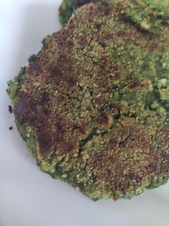 Una foto de Hamburguesas de espinacas y guisantes (sin gluten)