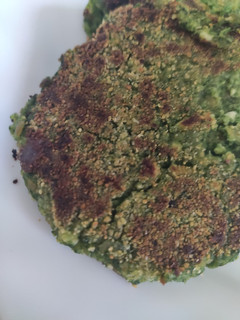 Una foto de Hamburguesas de espinacas y guisantes (sin gluten)