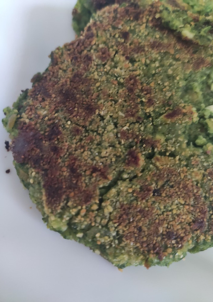 Una foto de Hamburguesas de espinacas y guisantes (sin gluten)