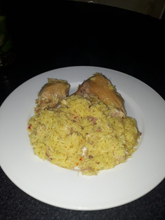 Una foto de Arroz con pollo y azafrán!