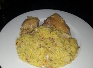 Una foto de Arroz con pollo y azafrán!