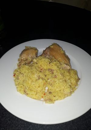 Una foto de Arroz con pollo y azafrán!