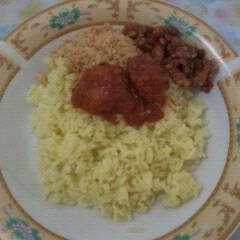 A picture of Nasi kuning with masak merah ikan haruan/gabus.