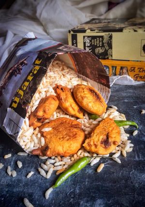 A picture of Aloo chop Muri,Kolkata street food.
