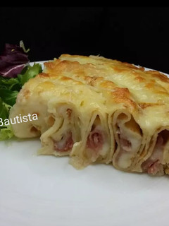 Una foto de Pastel de crepes salados