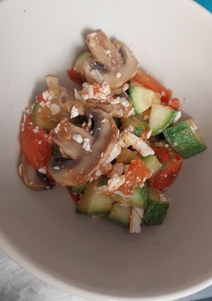 Una foto de Guisado de champiñones 🍄🟫 con calabacita y queso 🧀😊¡Facilísimo!