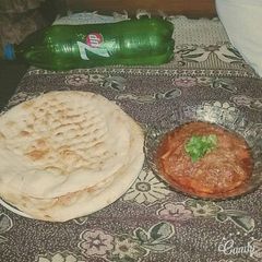 A picture of Chicken creamy karahi with naan.