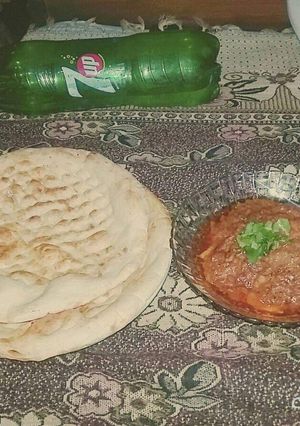 A picture of Chicken creamy karahi with naan.