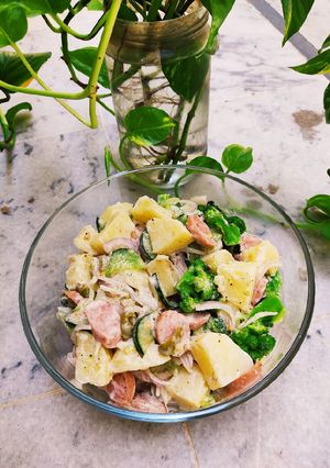A picture of Potato 🥔 Broccoli 🥦 Salad 🥗.