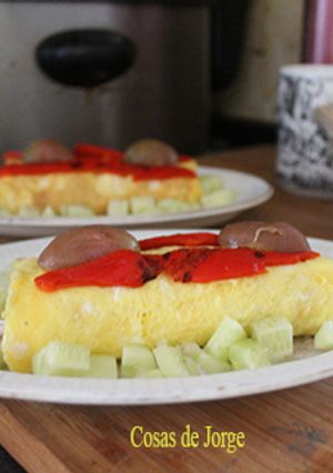 Una foto de Brazo de gitano de ensaladilla con pepino