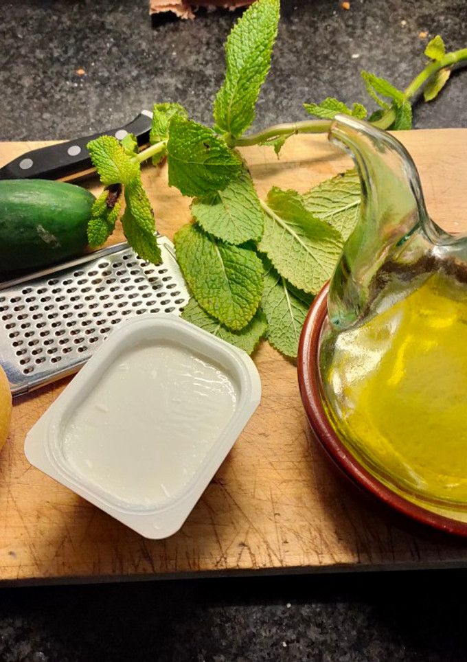 Una foto de Ensalada griega de yogurt y pepino