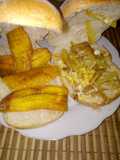 Panes con relleno papas fritas con huevo y plátanos frito