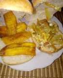 Panes con relleno papas fritas con huevo y plátanos frito