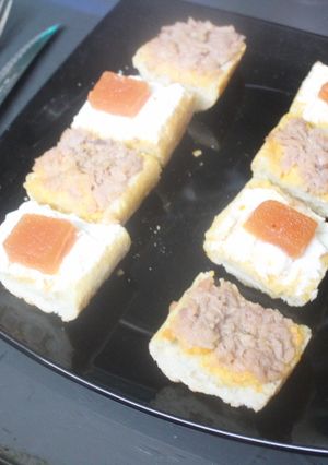 Foto principal de Trozos de pan con atún, queso y membrillo