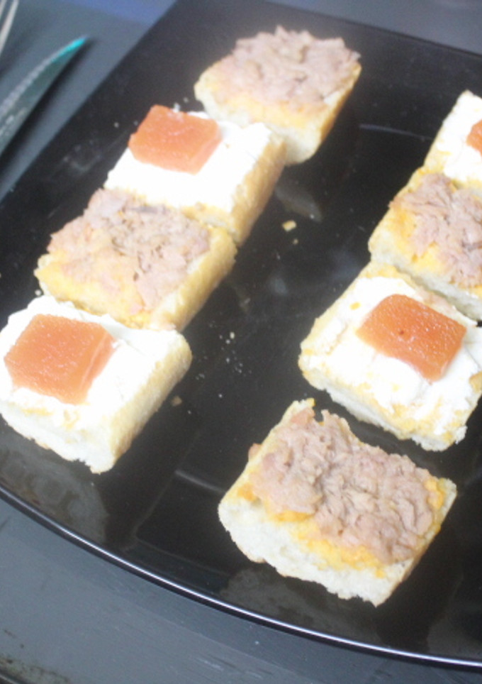 Una foto de Trozos de pan con atún, queso y membrillo