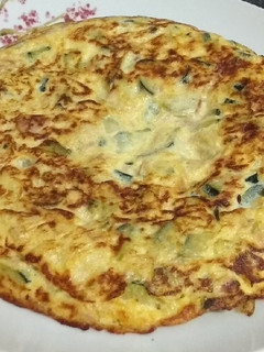 Una foto de Tortilla de calabacín, atún y cebolleta