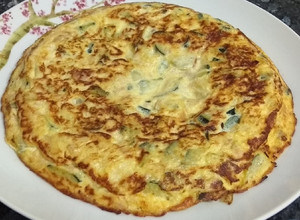 Foto principal de Tortilla de calabacín, atún y cebolleta