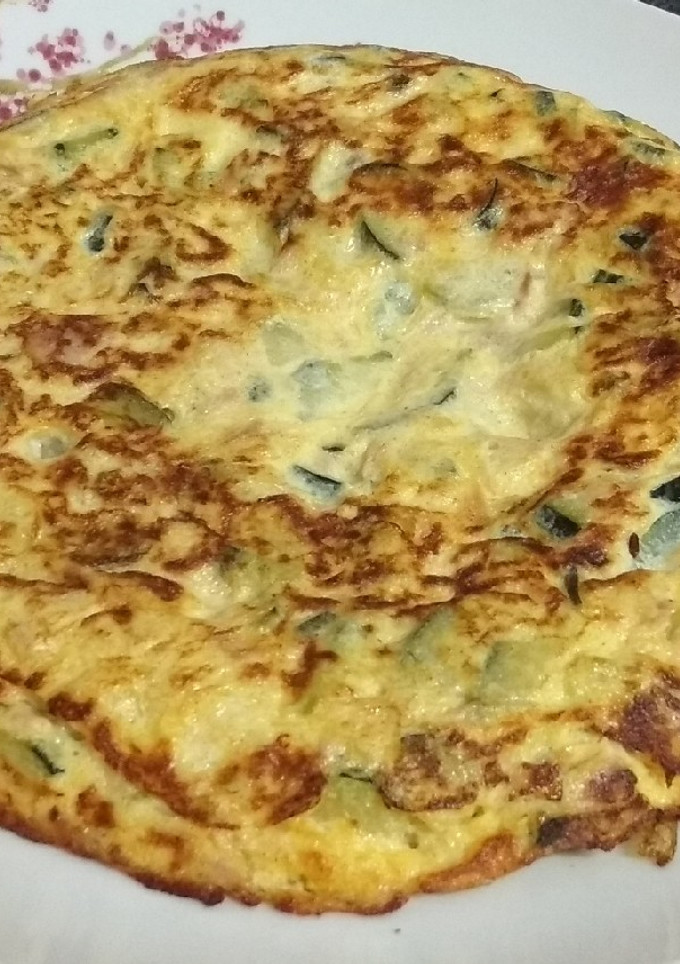 Una foto de Tortilla de calabacín, atún y cebolleta
