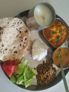 ગાજર, રીંગણનું શાક, દાળ, બાફેલા મગ, સલાડ, ભાત, રોટલી, મસાલા છાશ રેસીપી મુખ્ય ફોટો