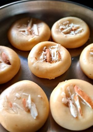 મિલ્ક પાઉડર પેંડા (Milk Powder Peda Recipe In Gujarati) રેસીપી મુખ્ય ફોટો