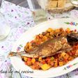 Chicharro o jurel al horno con verduras y aceitunas
