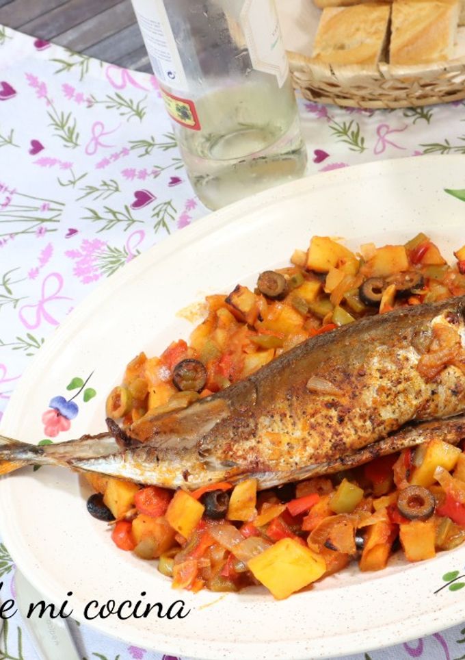 Una foto de Chicharro o jurel al horno con verduras y aceitunas