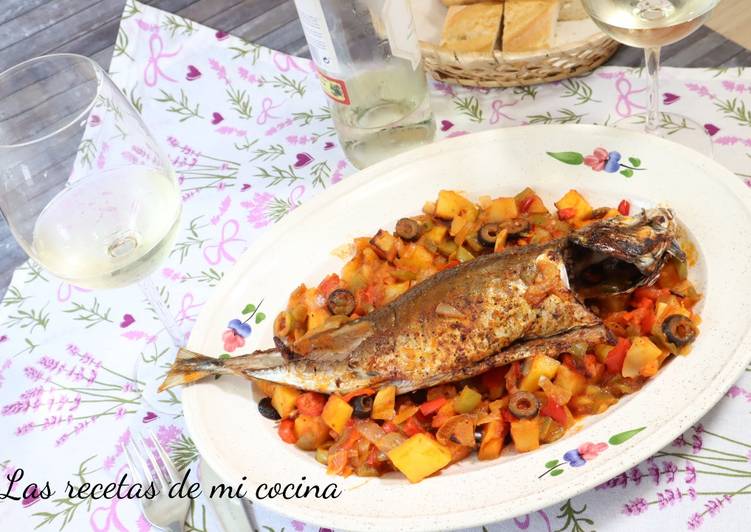 Chicharro o jurel al horno con verduras y aceitunas