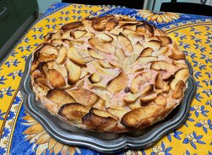 Une photo de Flan aux pommes, pralines roses et lait fermenté