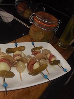 Una foto de Banderilla de fresas y champiñones en vinagre
