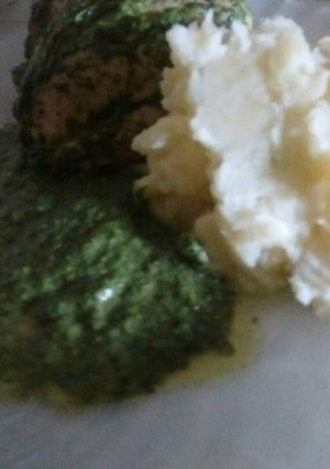 Una foto de Pollo en salsa verde con puré al verdeo