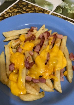 Una foto de Papas con bacon y queso cheddar