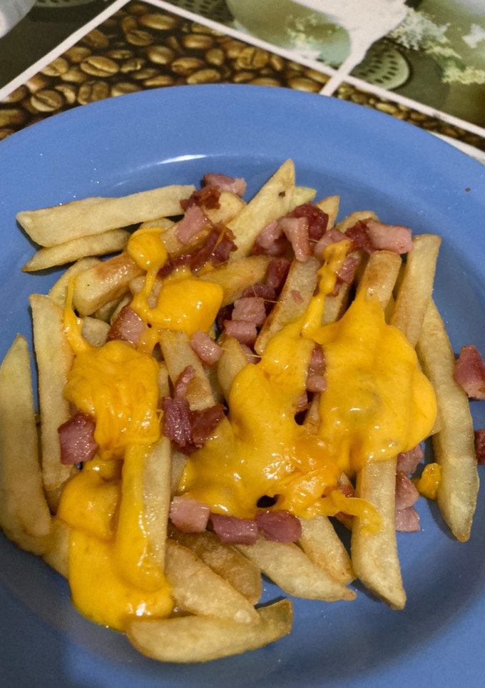 Una foto de Papas con bacon y queso cheddar