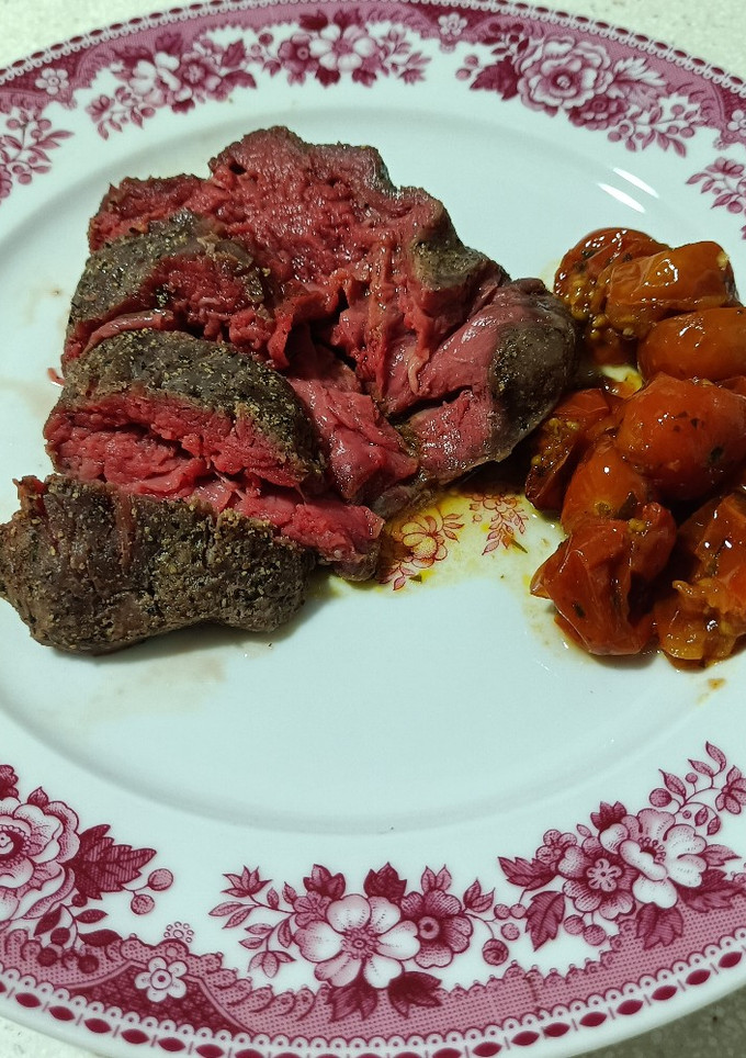Una foto de Solomillo de ternera a baja temperatura con guarnición de tomates cherry confitados