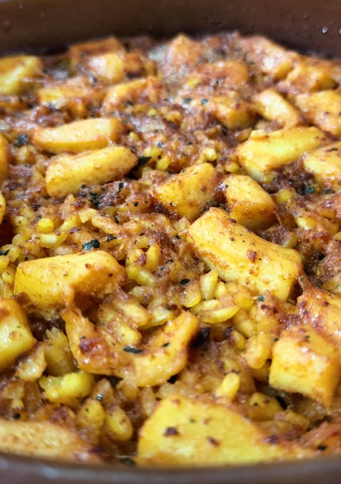 Una foto de Arroz al horno con pota y hueva de atún