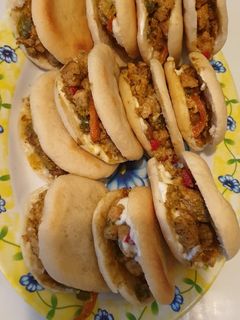 Una foto de Minis panes rellenos en el sartén