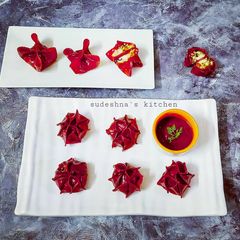 A picture of Beetroot Cheesy-Paneer Momos.