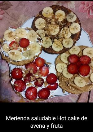 Una foto de Hot cake de avena y frutas