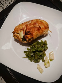 Una foto de Pechuga de pollo rellena