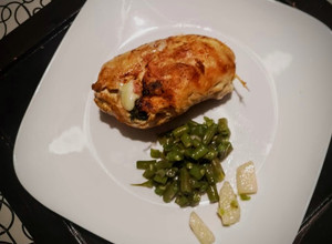 Una foto de Pechuga de pollo rellena