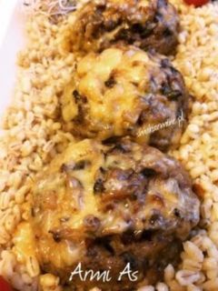 Zdjęcie przepisu Koszyczki z mięsa mielonego zapieczone z warzywami i serem.