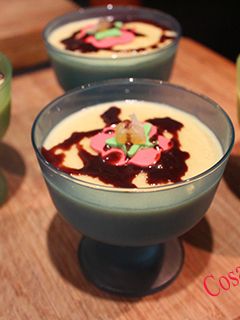 Una foto de Flan casero con pan