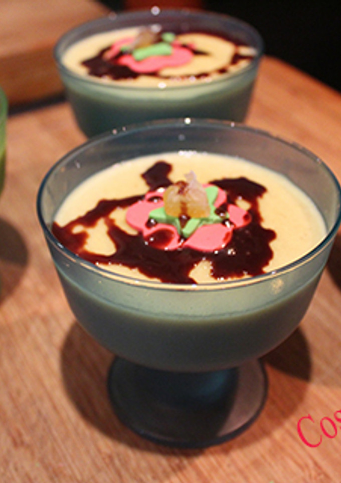 Una foto de Flan casero con pan
