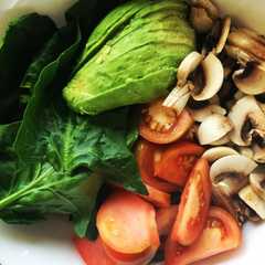 Una foto de Ensalada de espinacas, tomate, champiñones y palta